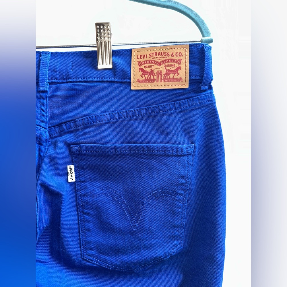 ❌SOLD❌ Levi’s Classic Capri Cobalt Blue Denim Jeans Women’s Size 29 EUC